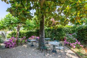 Ein Garten an der Unterkunft Hotel Les Goelands