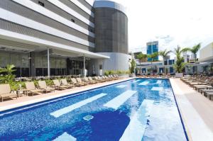 a swimming pool at the hyatt hotel in singapore at Riu Plaza Panamá in Panama City