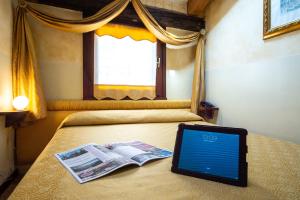 A bed or beds in a room at Hotel Mercurio