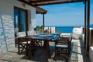 スキアトスタウンにあるvilla ilianaの海を望むパティオ(木製テーブル、椅子付)