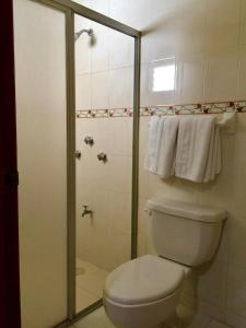 A bathroom at Hotel Villa Campeche