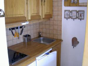 Køkken eller tekøkken på Les Menuires Résidence Brelin Skis aux pieds + 14 billeder