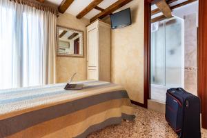 A bed or beds in a room at Hotel Mercurio