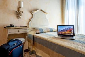 A television and/or entertainment centre at Hotel Mercurio