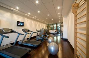 The fitness centre and/or fitness facilities at Excel Hotel Roma Ciampino