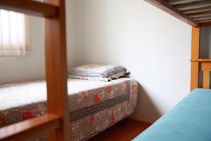 Lova arba lovos apgyvendinimo įstaigoje Apartamento 3 Quartos com varanda