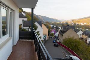 un balcón de una casa con vistas a la calle en Ferienwohnung T. Müllers | Nr. 2, en Kövenig