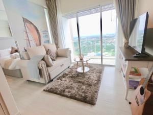 A seating area at Veranda Residence Pattaya x Sea & Sky View