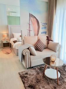 - un salon avec un canapé et un lit dans l'établissement Veranda Residence Pattaya x Sea & Sky View, à Na Jomtien