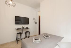 Televízia a/alebo spoločenská miestnosť v ubytovaní Central Studio! Fiber WiFi, AC, Private, Self Check-in!