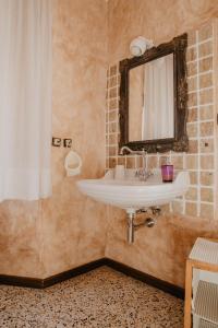 bagno con lavandino e specchio di Agriturismo Le Piagge a Ponzone