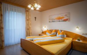 A bed or beds in a room at Haus Annemarie Apartments Kartitsch - Hochpustertal
