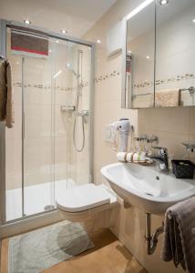 A bathroom at Haus Annemarie Apartments Kartitsch - Hochpustertal