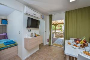 Een keuken of kitchenette bij Campsite Sunny Home Soline