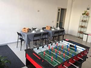 - une table de ping-pong au milieu d'une pièce dans l'établissement Sunset B&B Pompei, à Pompéi