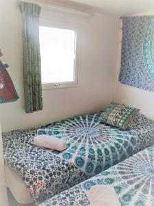 1 dormitorio con 2 camas individuales y ventana en LA NOALHA INSOLIT' en Lanouaille