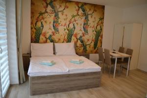 1 dormitorio con 1 cama y 1 mesa con sillas en Slope Apartments Lipno, en Lipno nad Vltavou