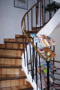 una rampa di scale con riviste di Hôtel Central a Digne-Les-Bains