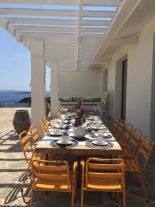 a dining room table with chairs and a tableablish at Casa del Capitan in Cadaqués