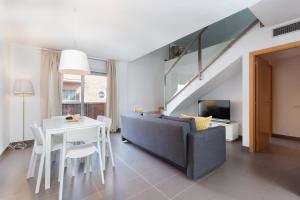 un soggiorno con divano e tavolo di Apartamentos Cornellalux 2 a Cornellà de Llobregat