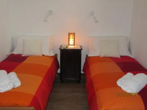 duas camas sentadas uma ao lado da outra num quarto em Il Sole em Pádua