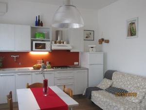 uma cozinha e sala de estar com uma mesa e um sofá em Il Sole em Pádua