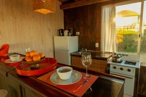 uma cozinha com uma mesa com uma taça de fruta em BDL Beach Design Loft One em José Ignacio