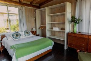 Un dormitorio con una cama grande y una ventana en BDL Beach Design loft Two, en José Ignacio