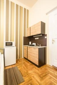 A kitchen or kitchenette at Riverside City