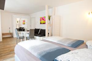 イェーナにあるFerienwohnung Siebenstern Jenaのベッドルーム1室(ベッド2台付)、ダイニングルームが備わります。
