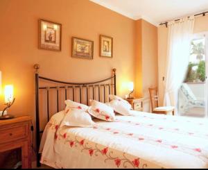マルベーリャにあるMarbella Elviriaのベッドルーム1室(大型ベッド1台、枕付)