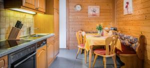 Kuchyňa alebo kuchynka v ubytovaní Haus Annemarie Apartments Kartitsch - Hochpustertal + 37 fotografií