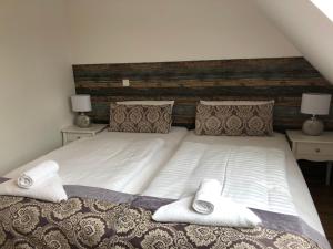 a large bed with two towels on top of it at Hotel La Musica in Glessen