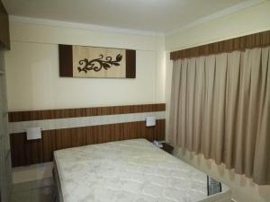Habitación pequeña con cama y cortina en Reserve Caldas Lacqua 5, en Caldas Novas