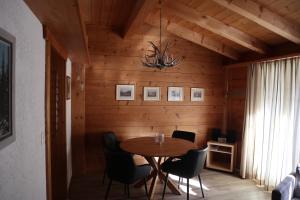 ein Esszimmer mit Tisch und Stühlen in der Unterkunft Chalet am Irfig in Kandersteg