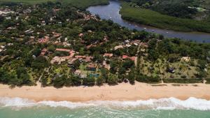 una vista aérea de un complejo en la playa en Pousada Coco Brasil, en Caraíva