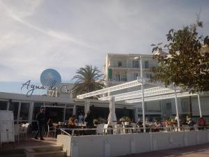 Playa de GandiaにあるGandia-playa, Apartamento turísticoの建物の前にあるレストラン