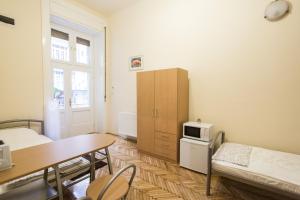 A kitchen or kitchenette at Riverside City