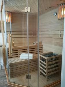 una sauna con ducha de cristal y toalla en Ferienwohnung am Reinhardswald - Eichenlaub - mit Sauna, en Trendelburg