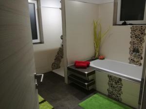 A bathroom at Ferienhaus Hubertus Tirol 1-8 Personen