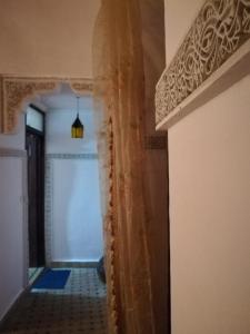 a hallway leading to a room with a hallwayngthngthngthngthngthngthngth at Riad Anass Al Ouali in Fès