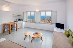 TV in/ali zabaviščno središče v nastanitvi Skyfall Suites - Adults Only