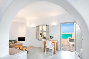 TV in/ali zabaviščno središče v nastanitvi Skyfall Suites - Adults Only