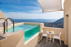 Bazen v nastanitvi oz. blizu nastanitve Skyfall Suites - Adults Only