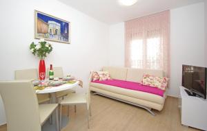 Televízia a/alebo spoločenská miestnosť v ubytovaní Apartmani Mila Brela
