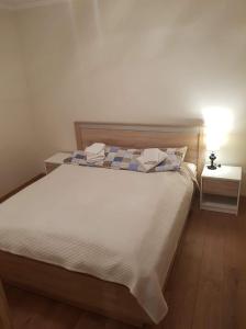 ポラニツァ・ズドルイにあるApartament Martaのベッドルーム1室(ベッド1台、テーブルの上にランプ付)