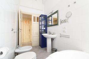 A bathroom at White Napoleone Apartment