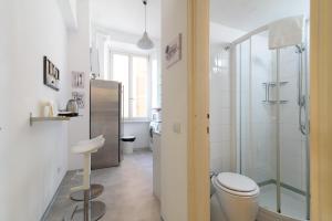A bathroom at White Napoleone Apartment