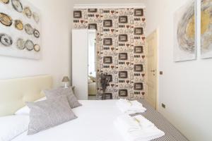 A bed or beds in a room at White Napoleone Apartment