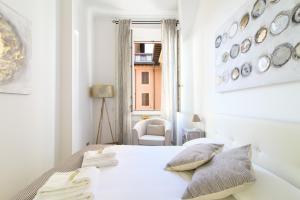 A bed or beds in a room at White Napoleone Apartment